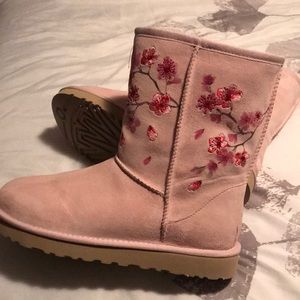 Never worn size 9 UGG classic short blossom PINK!